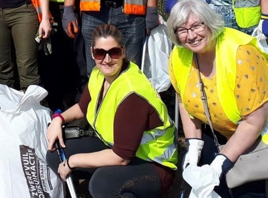 Annelies en Hendrika ruimen zwerfvuil in de Groenhoef.
