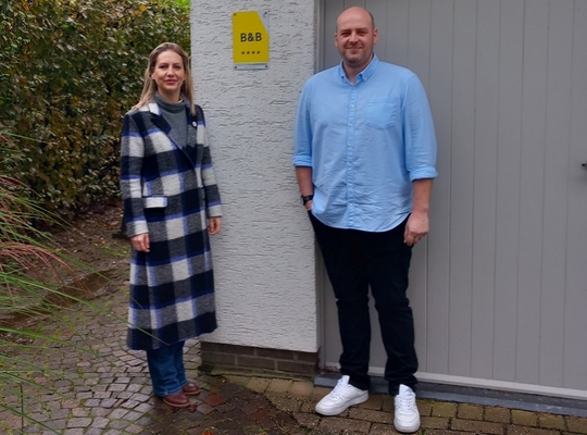 Allessia Claes (l) en uitbater Jelle Van Winckel (r)