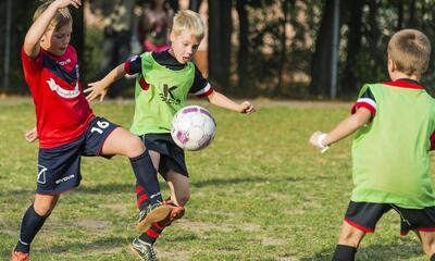 Voetballende kinderen