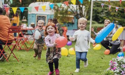 11 juli spelende kinderen